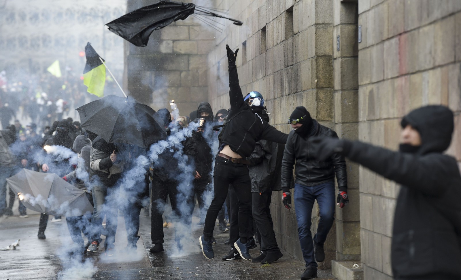 découvrez ce qu'est la garantie émeutes, souvent oubliée, et pourquoi il est essentiel de vérifier si votre assurance la couvre en cas de dommages causés par des troubles ou manifestations.