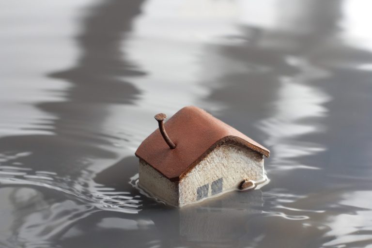 découvrez comment la surprime liée aux émeutes impacte la hausse des assurances habitation et ce que cela signifie pour les assurés.